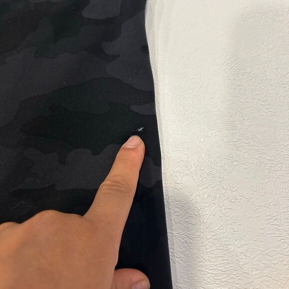 Lululemon Align 10” Biker Shorts Black Camo Size 8 (Minor Flaw) - Picture 8 of 10